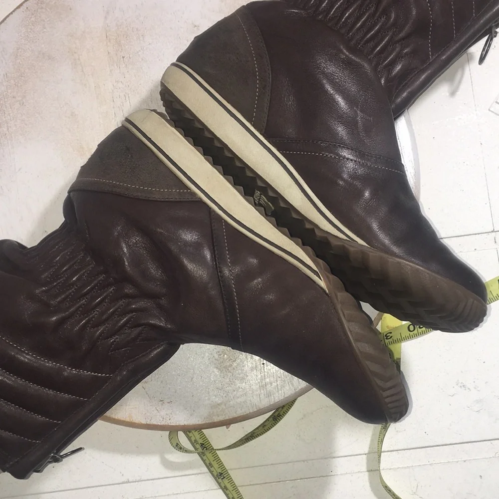 Sorel womens brown leather zip winter boots size 8.